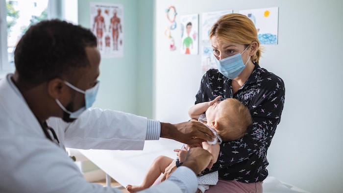 Un bébé se fait vacciner