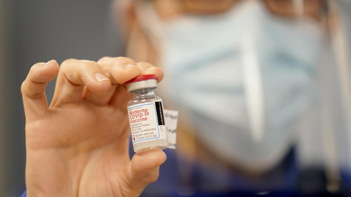 L'infirmière Cynthia Banada tient une fiole du vaccin Moderna en Floride, le 28 décembre 2020.