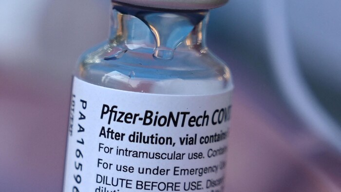 Un flacon contenant le vaccin de Pfizer-BioNTech.