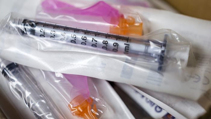 Image d'une seringue pour un vaccin contre la grippe. 