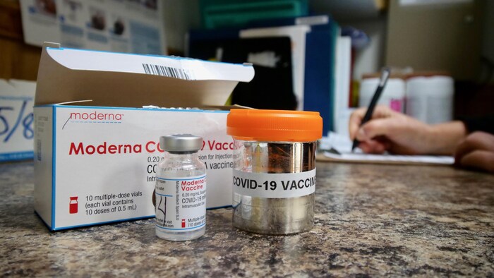 Une fiole du vaccin de Moderna.