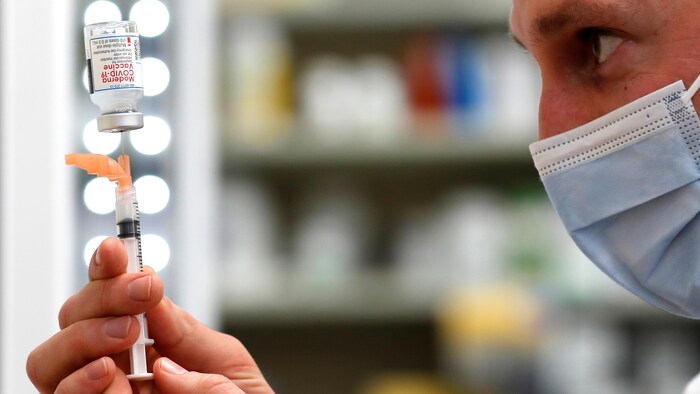 Un pharmacien tire une dose de vaccin Moderna d'une fiole à West Haven, au Connecticut, le 17 février 2020.