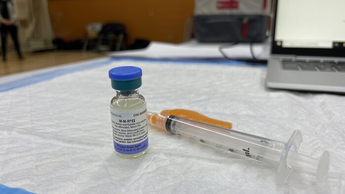 Une seringue et un flacon contenant une dose de vaccin contre la rougeole.