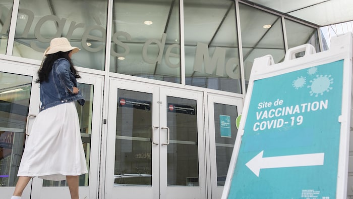 Une femme passe devant l'entrée d'un centre de vaccination de Montréal.