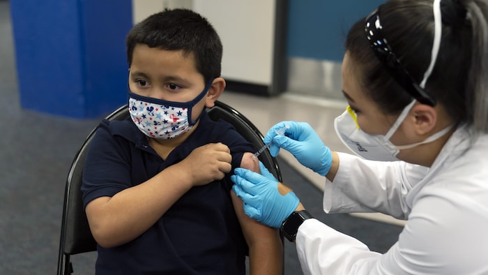 Eric Aviles, 6 ans, reçoit le vaccin de Pfizer contre la COVID-19.