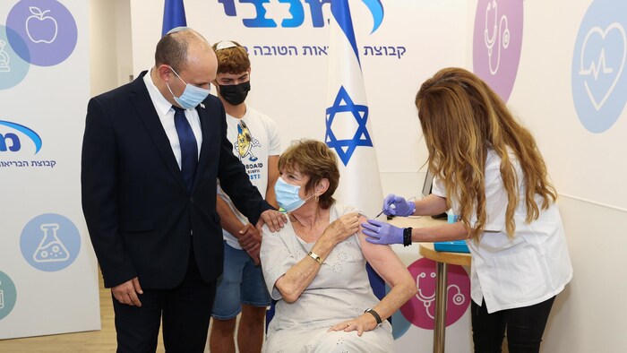 Le premier ministre israélien Naftali Bennett accompagne sa mère qui reçoit une troisième dose du vaccin
