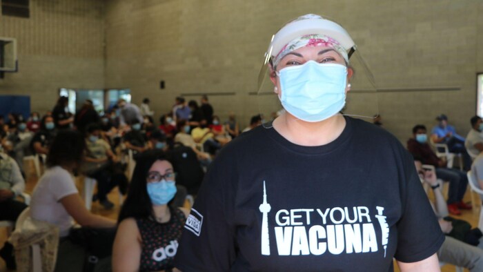 Une des membres du groupe de travail latino-américain du COVID dans l'une des cliniques de la région du Grand Toronto.