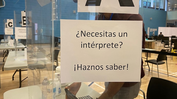 Une affiche en espagnol sur laquelle on peut lire « Besoin d'un interprète ? Faites-nous savoir. »