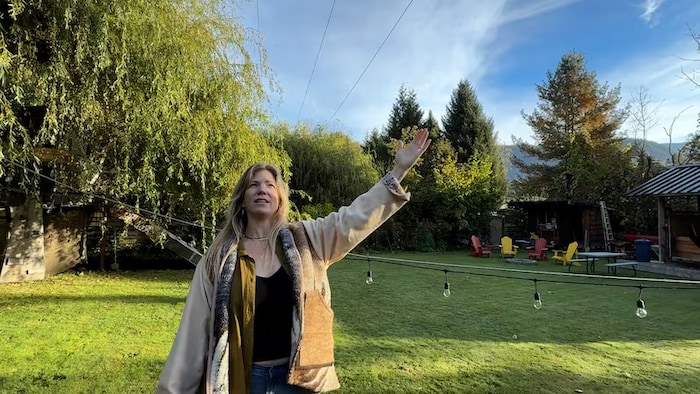 Vairdy Frail montre les lignes de transport d'électricité qui traversent son jardin