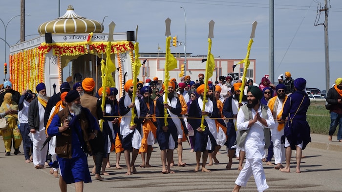 Des membres de la communauté sikhe montrent des éléments de leur culture lors d'une procession le 17 mai 2025 à dimanche. 