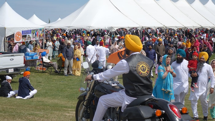 Des personnes massées et portant des tenues sikhes, le 17 mai 2025 à Saskatoon.
