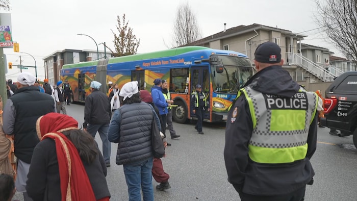 Un policier regarde des gens passer.