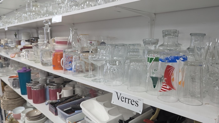 Des étagères de verres et de vaisselle.