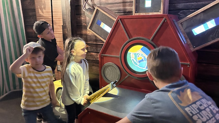 Des enfants dans un repaire secret