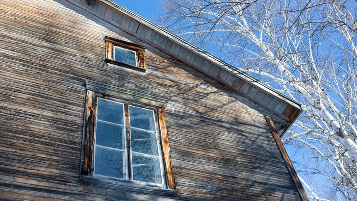 Des fenêtres sur le côté de l'un des bâtiments abandonnés de Val-Jalbert.
