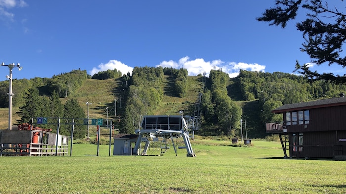 Vue sur les pistes de ski et le télésiège de la station.