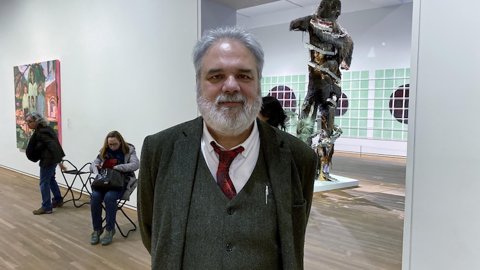 Un hombre en una sala de museo · Un homme dans un salle de musé. 