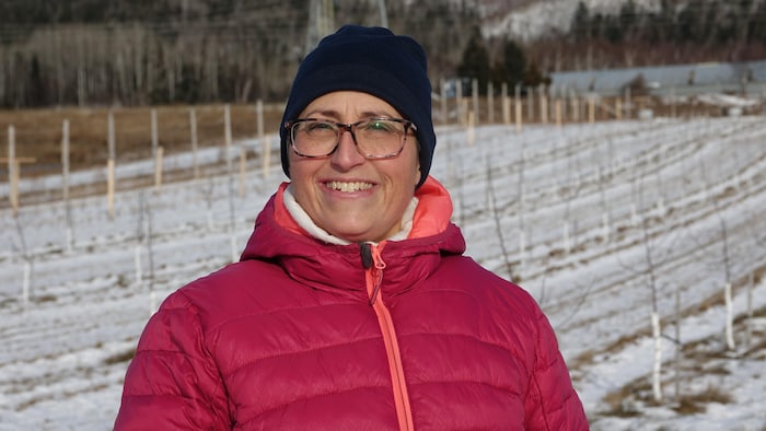Valérie Bourdages devant un verger durant l'hiver.