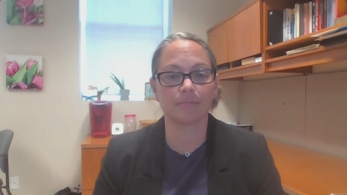 Capture d'écran d'une entrevue virtuelle.