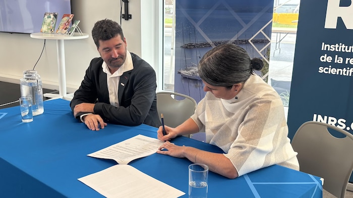 Valérie Langlois est aux côtés du maire de Roberval, Jean-François Boily.