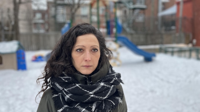 Valérie Larouche dans une aire de jeux en hiver.