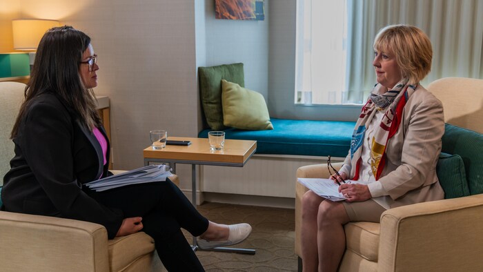 L'avocate Valerie Moore en entrevue avec la journaliste de Radio-Canada Estelle Côté-Sroka. 