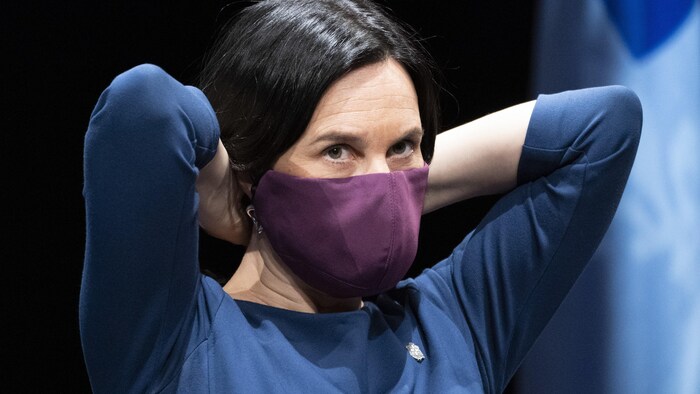 La mairesse de Montréal, Valérie Plante, ajuste son couvre-visage.
