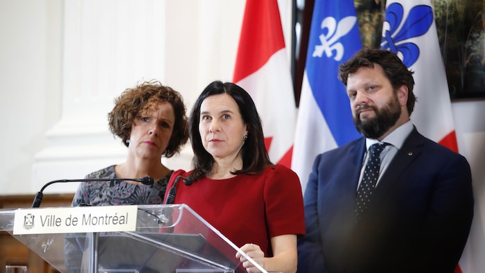 La mairesse Plante s'adresse aux journalistes.