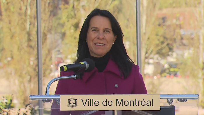 عمدة مونتريال فاليري بلانت تتحدث واقفة في مؤتمر صحفي.