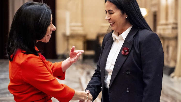 Soraya Martinez Ferrada et Valérie Plante se serrent la main.
