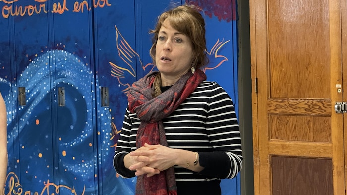 Valéry Hamelin s'exprime devant la murale.