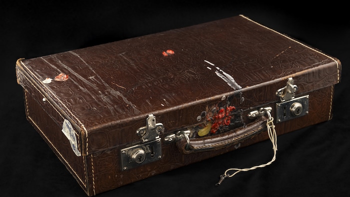 Une vieille valise.