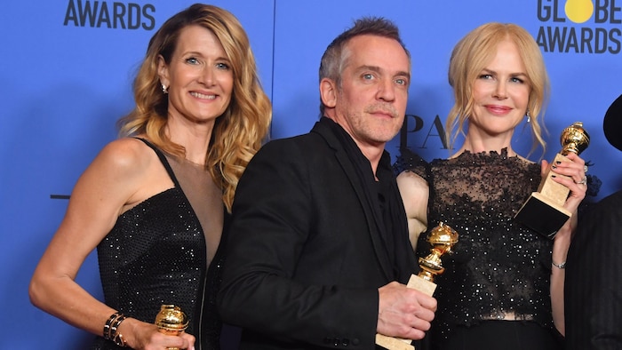 L'actrice Laura Dern, le réalisateur Jean-Marc Vallée et l'actrice Nicole Kidman avec leurs trophées lors de la cérémonie des Golden Globes.
