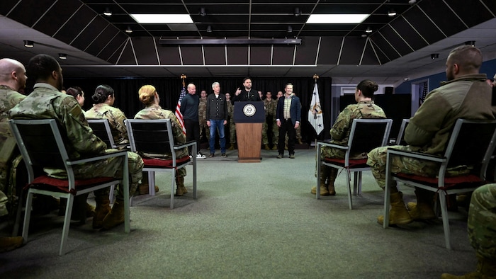 Le vice-président des États-Unis s'exprime devant des militaires américains sur la base militaire de Pituffik au Groenland, le 28 mars 2025.