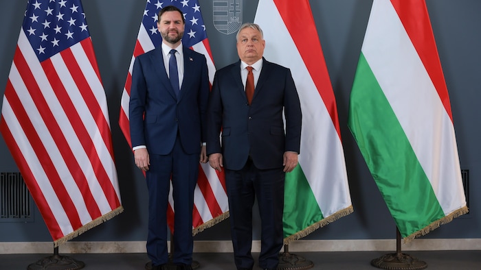 J.D. Vance et Viktor Orban devant des drapeaux de leurs pays.