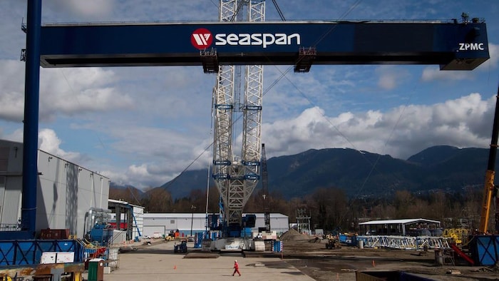 Une immense grue se dresse au milieu du chantier naval.