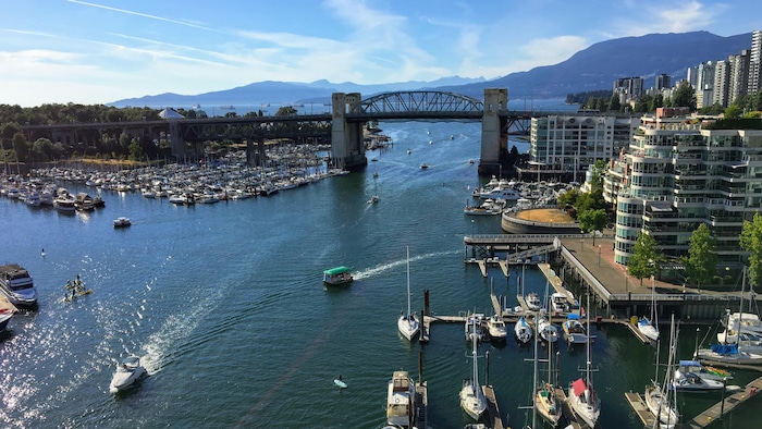 Des bateaux passent sous le pont Burrard dans False Creek.