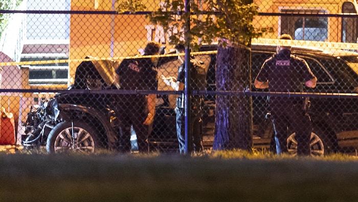Un VUS dont le devant est lourdement accidenté dans un festival à Vancouver, le 26 avril 2025.