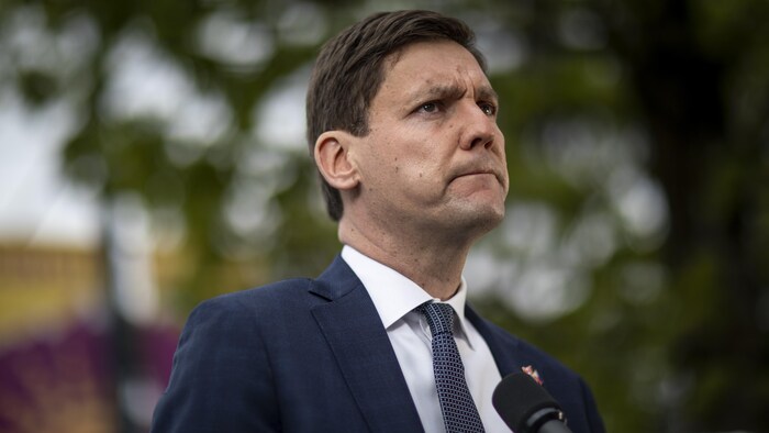 David Eby a l'air sérieux pendant un point de presse à Vancouver après la tragédie, le 27 avril 2025.