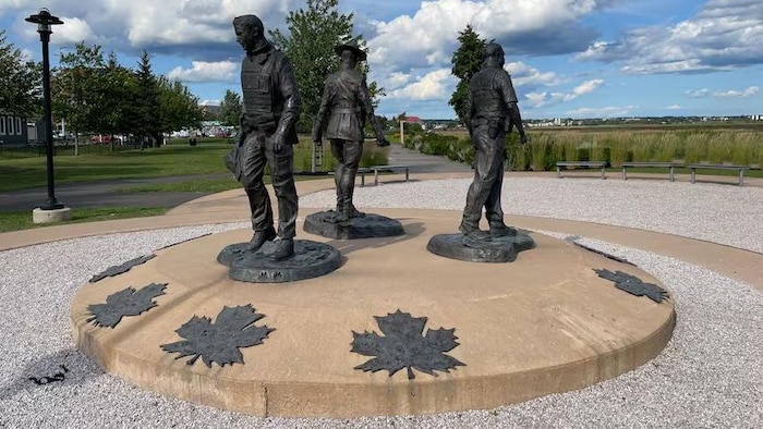Une photo du monument montrant un espace vide où devrait se trouver la douzième feuille d'érable.