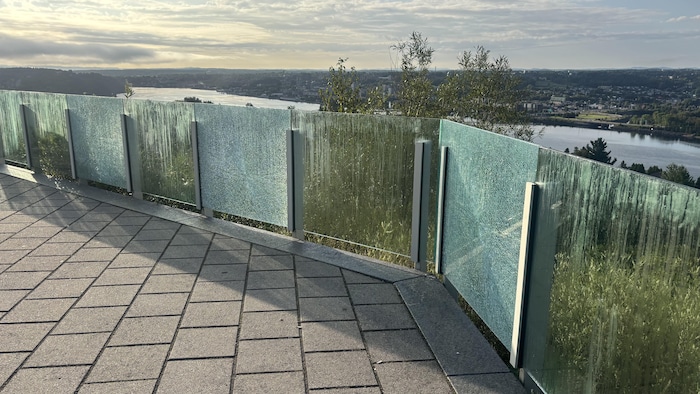 Des vitres fracassées.