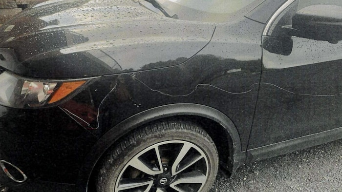 Le trait s'étend maintenant sur toute l'aile avant du véhicule.