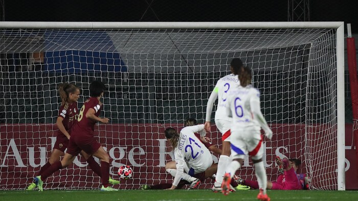 Vanessa Gilles regarde le ballon rentrer dans le filet adverse après un tir du pied droit.