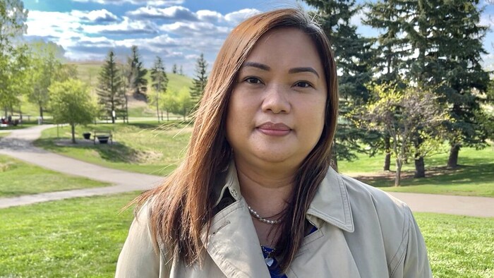 Nakatayo si Vangie Caoile sa isang park.
