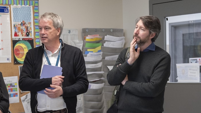 Robert David, professeur à la Faculté des sciences de l'éducation de l'Université de Montréal (à gauche) est venu expliquer le projet de résidence à l'école Vanguard à une délégation incluant des invités tels que Davide Ruscelli, représentant de l’UNESCO (à droite).