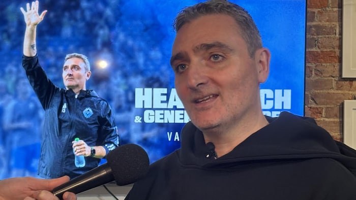 Vanni Sartini devant un écran où sa photo apparaît.
