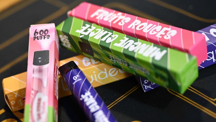 Une photo montre des boîtes de cigarettes électroniques jetables « puffs » sur une table du magasin La Vapotitheque à Béthune, dans le nord de la France, le 25 mai 2022.