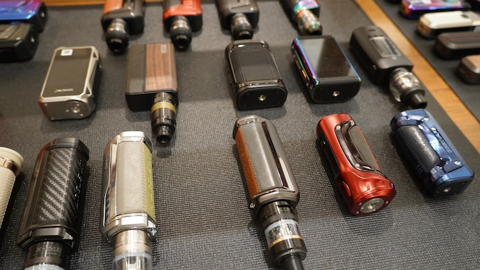 Des vapoteuses sur un comptoir.