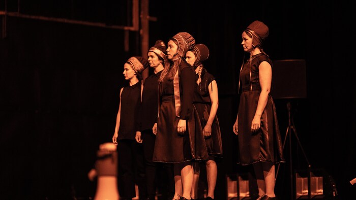 Cinq chanteuses a cappella du spectacle Vástádus eana – La réponse est le territoire.