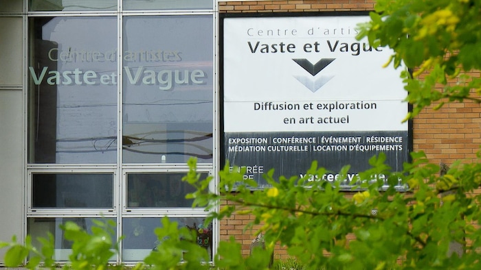 Extérieur des bureaux du Centre d'artistes Vague et Vague de Carleton-sur-Mer